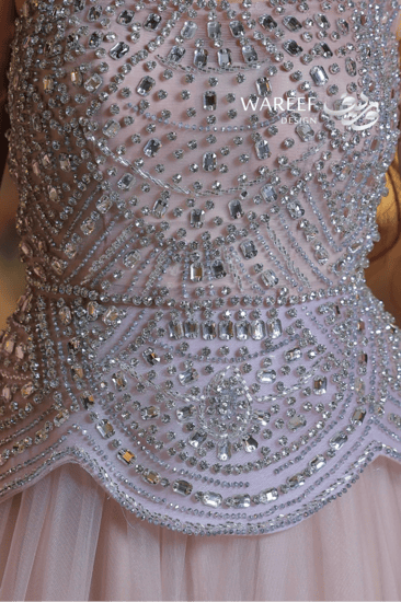 فستان سهرة طويل بتطريز فضي فاخر وتنورة تول منسدلة