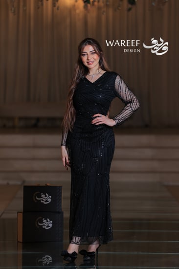 فستان سهرة أسود طويل ضيق وأكمام طويلة