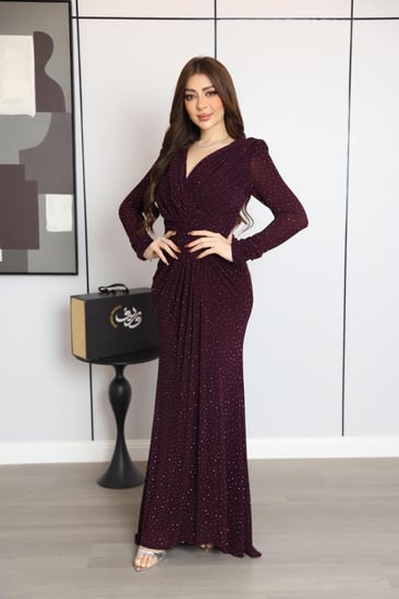 فستان ناعم نسائي باللون الموف مرصّع بنقاط لامعة وقصة أنيقة