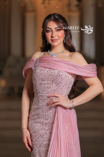 فستان وردي اوف شولدر بتطريز مميز