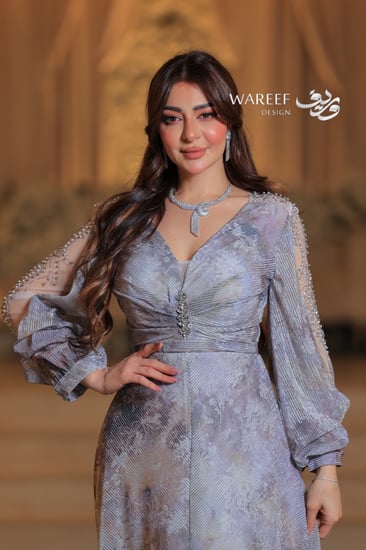 فستان فضي مشجر مع تطريز راقي عند الاكمام