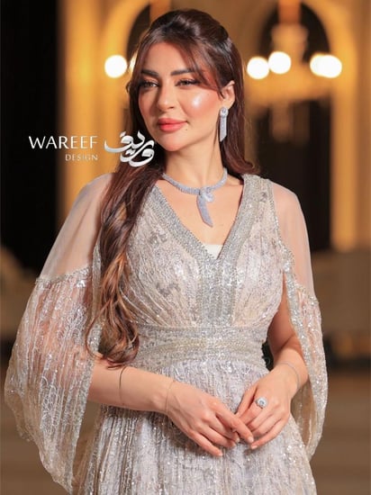 فستان فضي طويل بتطريز لامع وأكمام واسعة – أناقة فاخرة بقصة V