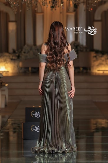 فستان سهرة زيتي طويل من الساتان بتصميم A-Line أوف شولدر مع طيات عريضة وزهور ثلاثية