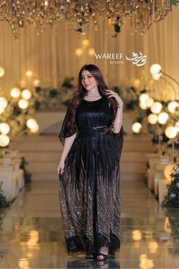 جلابية فاخرة بتطريز لامع وقصّة خصر أنيقة