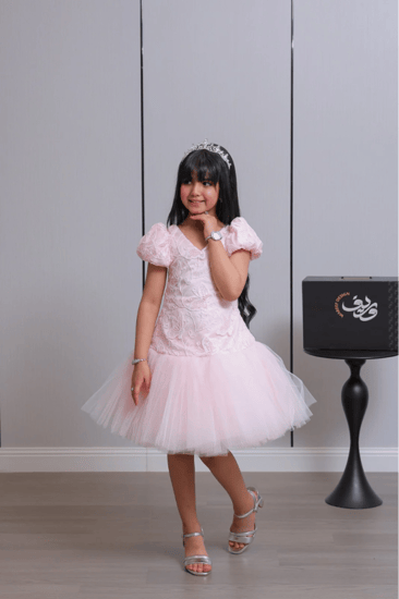 فستان بناتي وردي بتصميم تول أميري وتنورة منفوشة