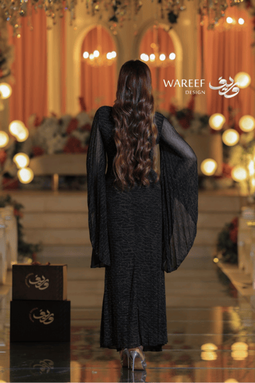 فستان سهرة أسود مزخرف بأكمام واسعة وحزام لامع