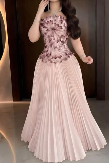 فستان سهرة بكورسيه مزخرف وتنورة بطيات انسيابية