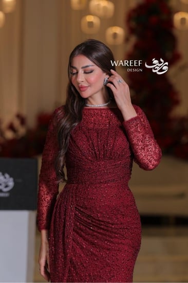 فستان ملكي أحمر بتطريز لامع وقصّة درابيه أنثوية