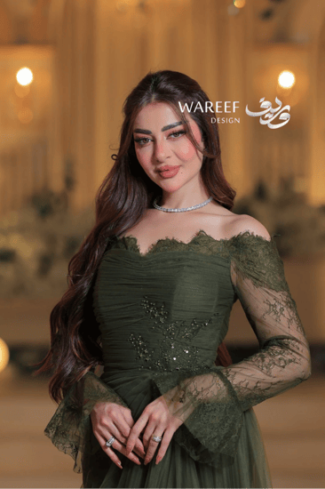 فستان سهرة أخضر زيتوني بقصة أوف شولدر وتنورة تول انسيابية