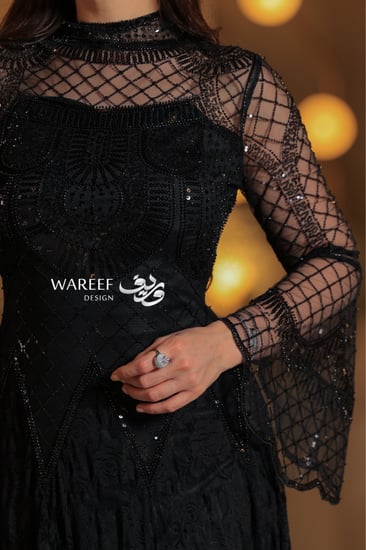 فستان سهره باللون الاسود و بكمام شفاف