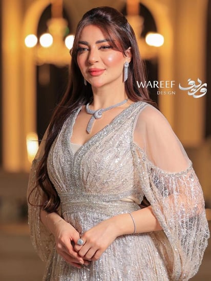 فستان فضي طويل بتطريز لامع وأكمام واسعة – أناقة فاخرة بقصة V