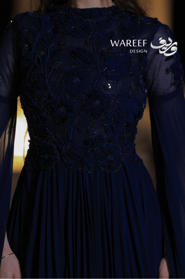 فستان سهرة ازرق طويل ملكي ناعم مع أكمام شفافة مزخرفة