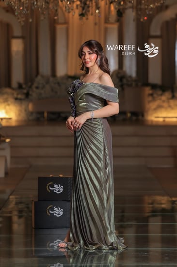 فستان سهرة زيتي طويل من الساتان بتصميم A-Line أوف شولدر مع طيات عريضة وزهور ثلاثية