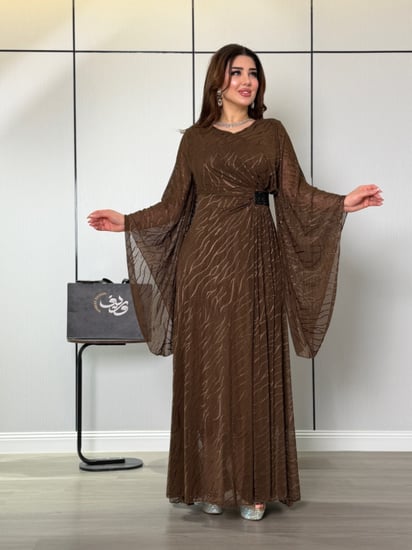 فستان ناعم بني بشيفون شفاف وأكمام واسعة أنيقة