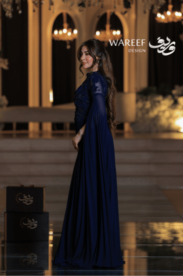 فستان سهرة ازرق طويل ملكي ناعم مع أكمام شفافة مزخرفة