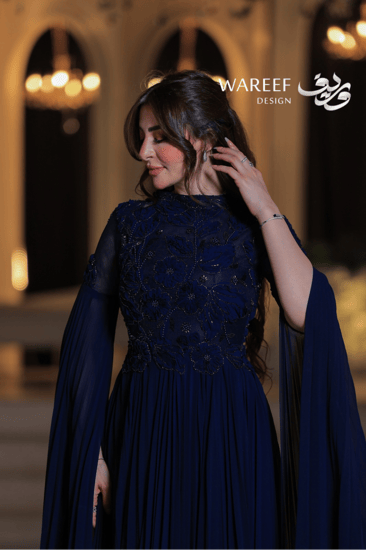 فستان سهرة ازرق طويل ملكي ناعم مع أكمام شفافة مزخرفة