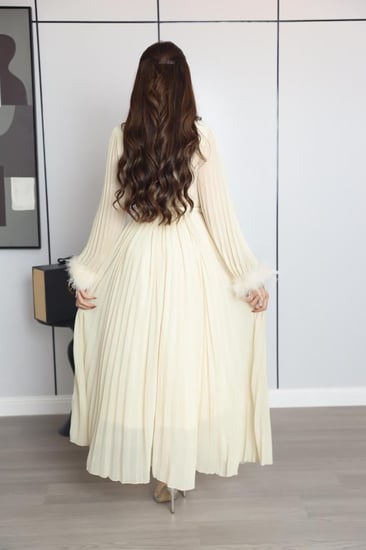 فستان ناعم نسائي بلون كريمي بياقة مرصعة وأكمام شيفون مزينة بالريش