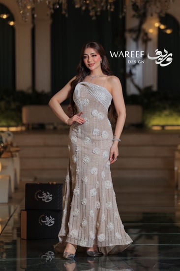 فستان سهرة بيج مزين بورود ثلاثية الأبعاد بتصميم أنثوي ناعم