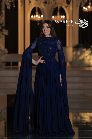 فستان سهرة ازرق طويل ملكي ناعم مع أكمام شفافة مزخرفة