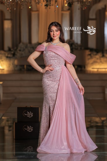 فستان وردي اوف شولدر بتطريز مميز