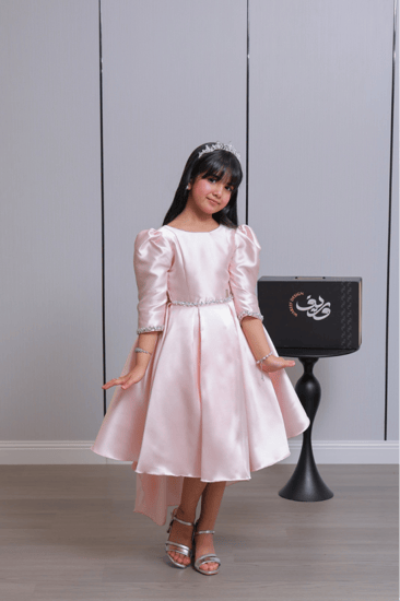 فستان بناتي ساتان وردي بتصميم أميري وتنورة واسعة