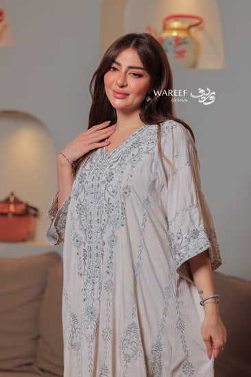 جلابية رمادية فاتحة بتطريز فضي متناثر وقصة انسيابية راقية