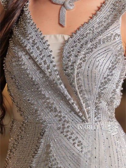 فستان سهرة بقصة V باللون الفضي