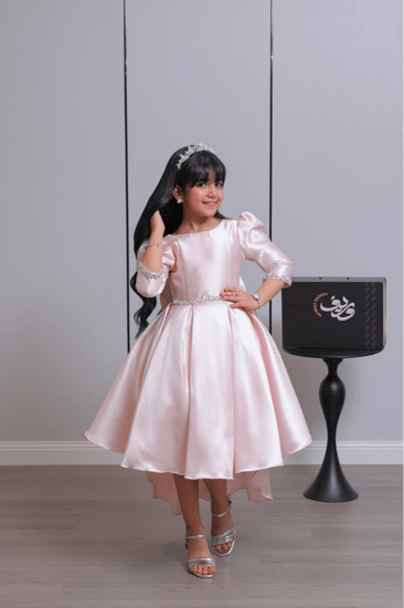 فستان بناتي ساتان وردي بتصميم أميري وتنورة واسعة