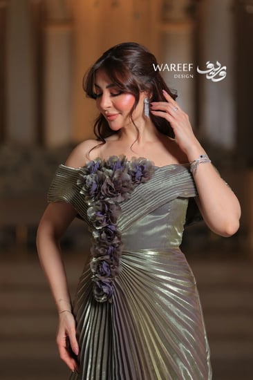 فستان سهرة زيتي طويل من الساتان بتصميم A-Line أوف شولدر مع طيات عريضة وزهور ثلاثية