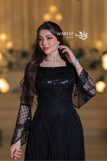 فستان سهرة فاخر بتطريز هندسي وأكمام شبكية واسعة