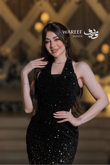 فستان سهرة طويل بتصميم ضيّق ولمسة بريق أنيقة