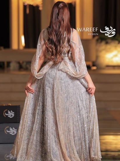 فستان فضي طويل بتطريز لامع وأكمام واسعة – أناقة فاخرة بقصة V