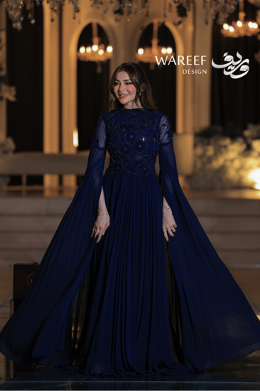 فستان سهرة ازرق طويل ملكي ناعم مع أكمام شفافة مزخرفة