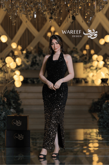 فستان سهرة طويل بتصميم ضيّق ولمسة بريق أنيقة