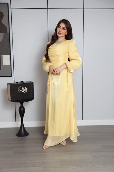 فستان سهرة أصفر ليموني بتصميم انسيابي وتفاصيل أنثوية ناعمة