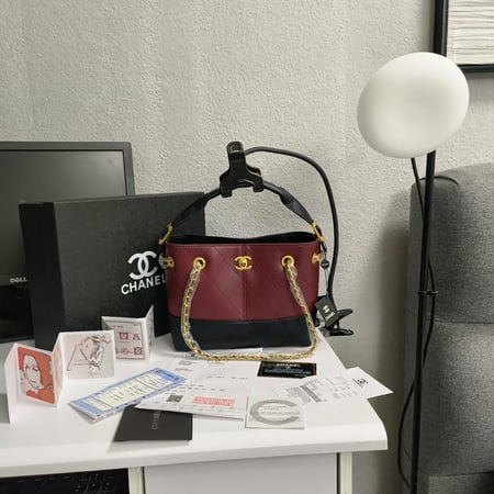 شنطة شانيل باكيت جلد ثنائي اللون (عنابي × أسود) 👜✨
