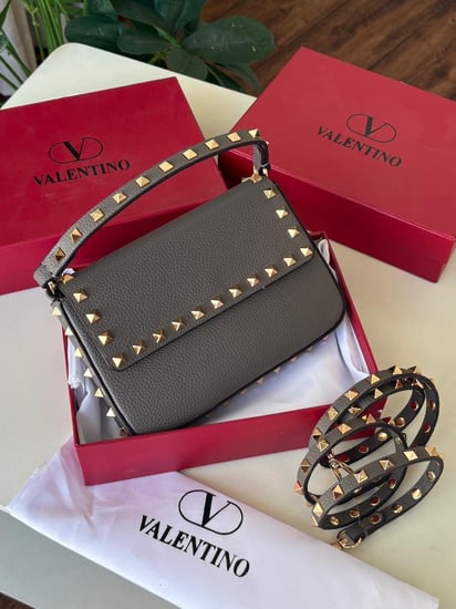شنطة فالنتينو روكستد فضي لامع مع ملحقات كاملة 👜✨