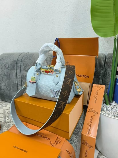 شنطة لويس فيتون ميني – لون أزرق فاتح فاخر 💙✨