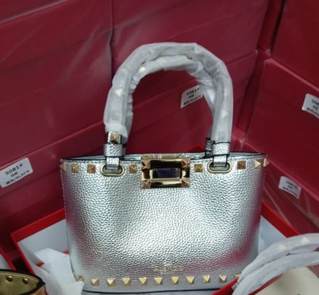 ✨ شنطة نسائية فاخرة فضيّة بتفاصيل ذهبية ✨👜💎