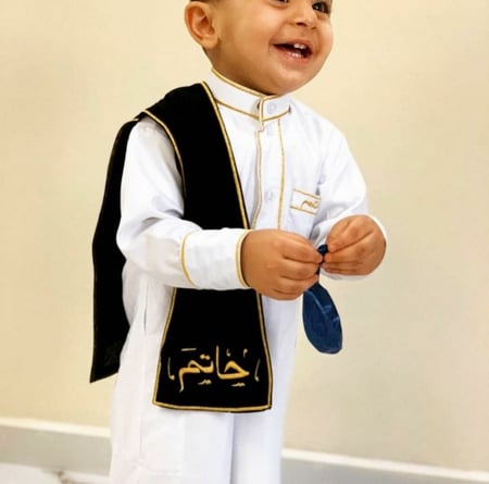 ثوب اطفال بالاسم مع وشاح  للعيد