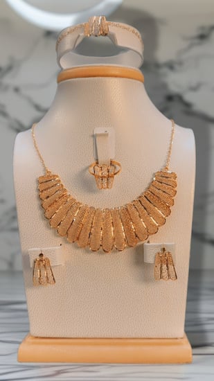 طقم جميل وراقي ذهب صافي عيار 21