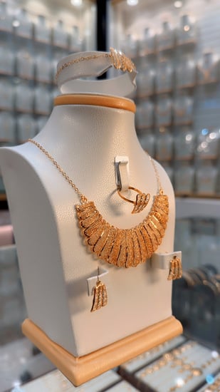 طقم جميل وراقي ذهب صافي عيار 21