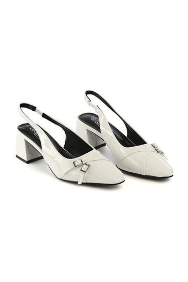 حذاء كلاسيكي بمقدمة مدببة مزين بأحزمة جلدية و كعب سميك وحزام جلدي