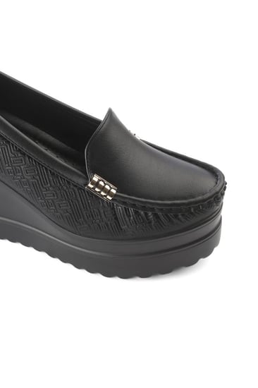 حذاء كعب عالي طبي سابو مغلق من الخلف بلمعة خفيفة بقطعة معدنية على جانبي الحذاء وبجوانب مزخرفة بأشكال مستطيلة