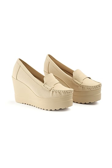 حذاء كعب عالي طبي سابو مغلق من الخلف بدون لمعة يتوسطه قطعة جلدية سادة وبجوانب مزخرفة هندسياً بشكل مستطيل