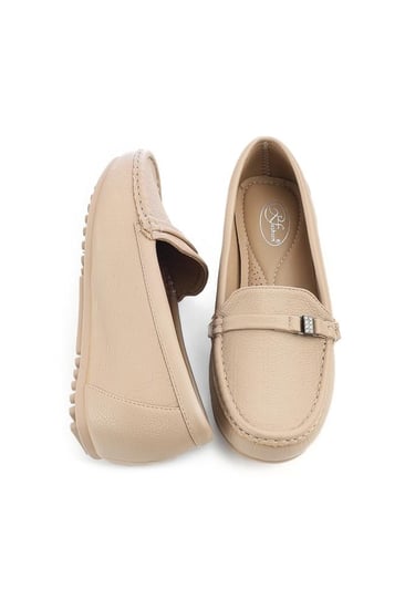 حذاء فلات طبي كاجوال مغلق يزينه حزام جلدي مزود بستراس