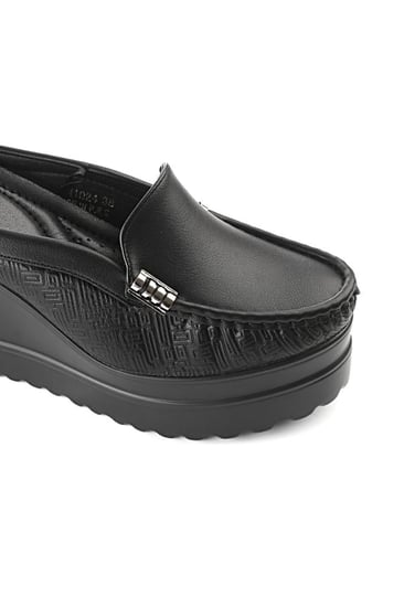 حذاء كعب عالي طبي سابو مفتوح من الخلف بقطعة معدنية على جانبي الحذاء وبجوانب مزخرفة هندسياً