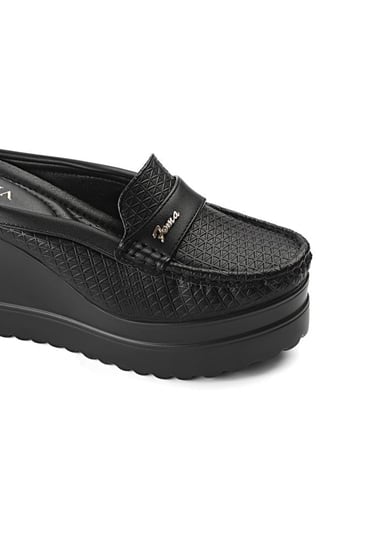 حذاء كعب عالي طبي سابو مفتوح بشريط جلدي على جوانبه قطعة معدنية بدون لمعة