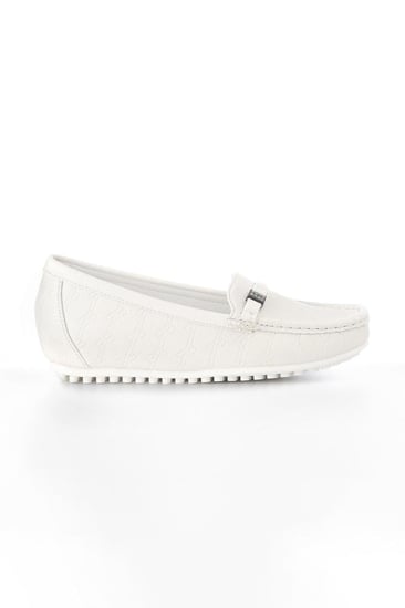 حذاء فلات طبي كاجوال مغلق يزينه حزام جلدي مزود بستراس