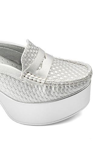 حذاء كعب عالي طبي مفتوح من الخلف مزين بشريط جلدي عريض مفرغ